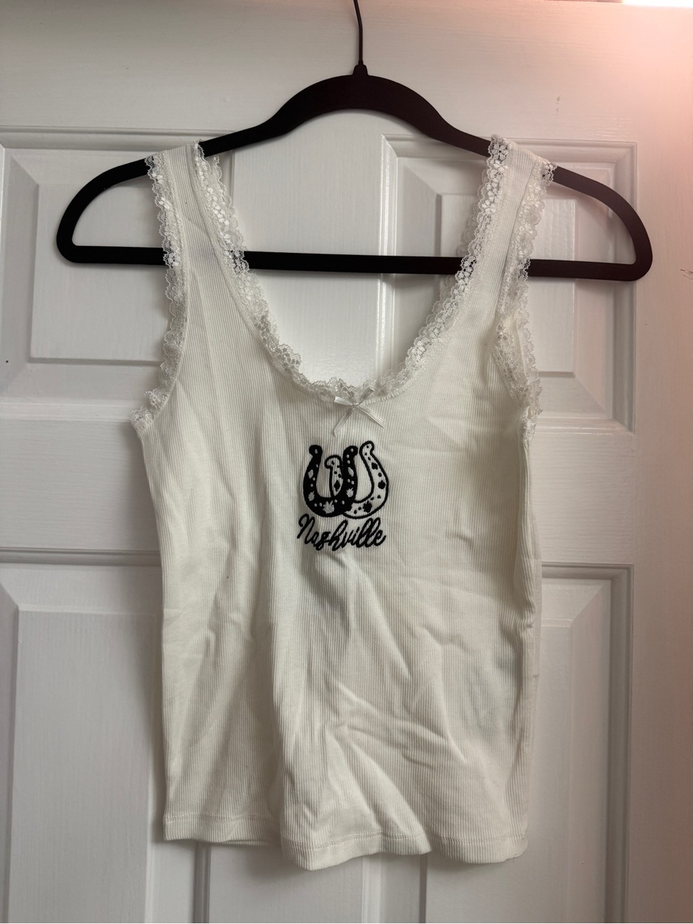 stradivarius White Lace-Trim Tank Top with Black Nashville Graphic